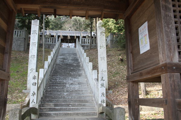 神門からの参道階段